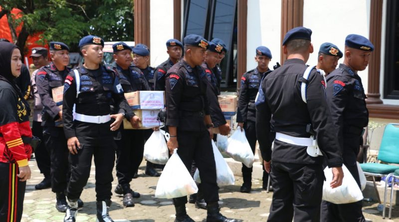 Kunjungi Demak dan Kudus, Sat Brimobda Jateng Bagikan Ribuan Paket Bansos pada Warga Terdampak Banjir