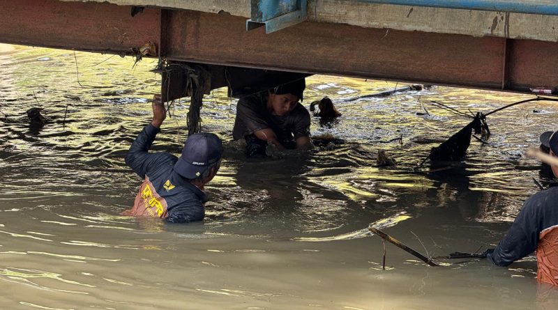 Darurat Sampah di Sungai Kendal, Polisi dan Pemkab Lakukan Aksi Bersih Cegah Banjir Darurat Sampah di Sungai Kendal, Polisi dan Pemkab Lakukan Aksi Bersih Cegah Banjir