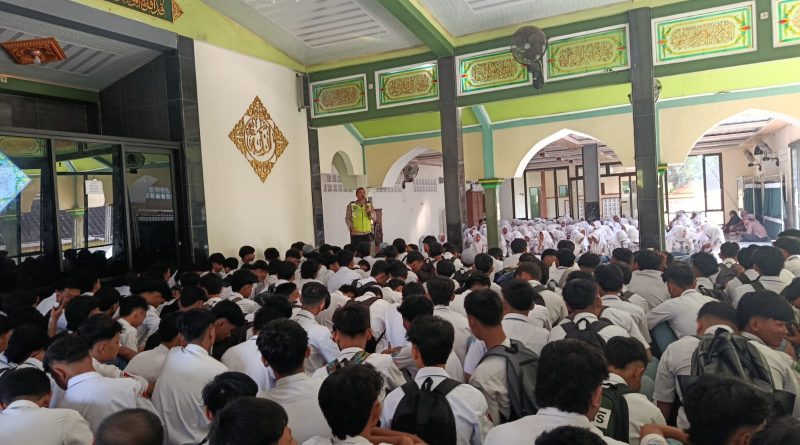Polisi Sambangi SMK di Pageruyung, Ingatkan Siswa Tak Ikut Aksi May Day