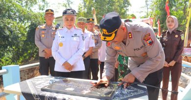 Kapolres Kendal Resmikan Jembatan Merah Putih Presisi di Sidodadi, Dorong Ekonomi Warga Kapolres Kendal Resmikan Jembatan Merah Putih Presisi di Sidodadi, Dorong Ekonomi Warga
