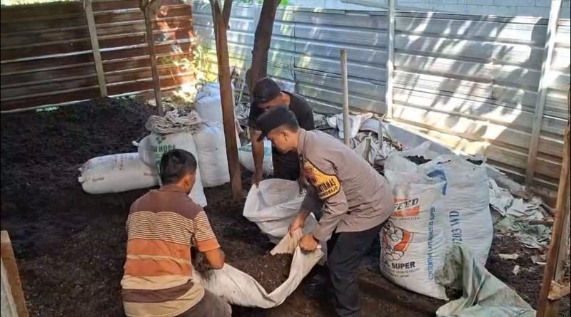 Dukung Ketahanan Pangan, Bhabinkamtibmas Sukorejo Olah Limbah Kandang Sendiri Jadi Pupuk Gratis Dukung Ketahanan Pangan, Bhabinkamtibmas Sukorejo Olah Limbah Kandang Sendiri Jadi Pupuk Gratis
