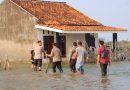Terobos Rob 2 Kilometer, Kapolres Kendal Datangi Rumah Warga yang Terisolasi di Balok Terobos Rob 2 Kilometer, Kapolres Kendal Datangi Rumah Warga yang Terisolasi di Balok