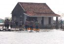 Polres Kendal Evakuasi Warga Terdampak Rob dari Balok ke Perumahan Citra Harmoni 6 Polres Kendal Evakuasi Warga Terdampak Rob dari Balok ke Perumahan Citra Harmoni 6