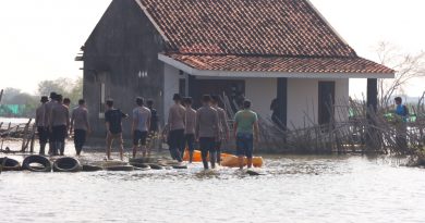 Polres Kendal Evakuasi Warga Terdampak Rob dari Balok ke Perumahan Citra Harmoni 6 Polres Kendal Evakuasi Warga Terdampak Rob dari Balok ke Perumahan Citra Harmoni 6