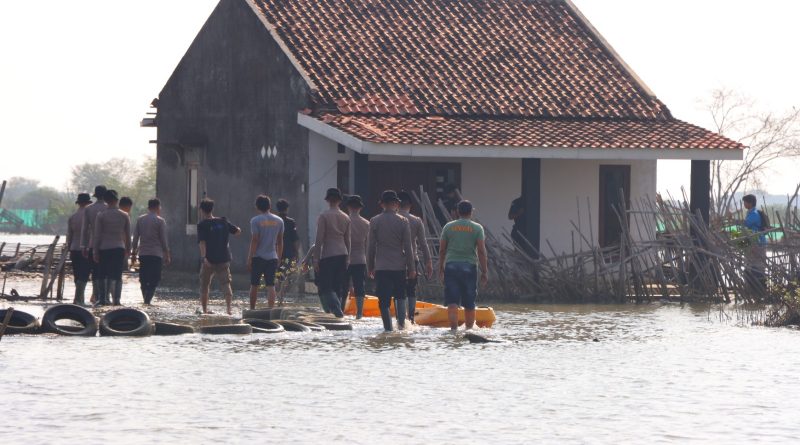 Polres Kendal Evakuasi Warga Terdampak Rob dari Balok ke Perumahan Citra Harmoni 6 Polres Kendal Evakuasi Warga Terdampak Rob dari Balok ke Perumahan Citra Harmoni 6