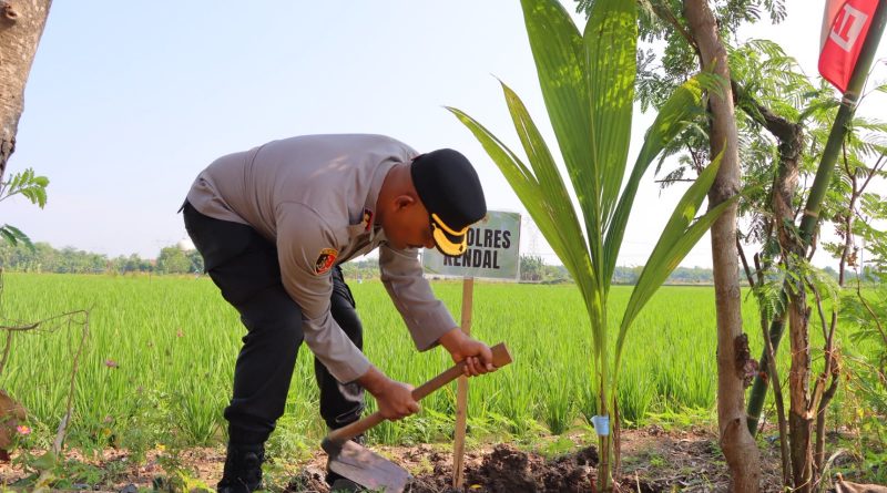 Kapolres Kendal Bersama Warga Tanam 700 Bibit Pohon di Tunggulsari, Perkuat Kelestarian Lingkungan Kapolres Kendal Bersama Warga Tanam 700 Bibit Pohon di Tunggulsari, Perkuat Kelestarian Lingkungan