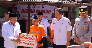 HUT Bhayangkara ke-80, Polres Kendal Bedah Dua Rumah Warga di Kangkung dan Pegandon