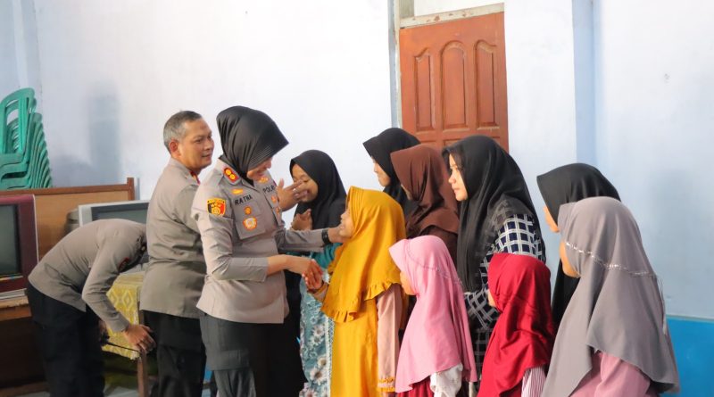Kapolres Kendal Sambangi Panti Asuhan Muhammadiyah Sutejo, Beri Santunan dan Motivasi Anak Yatim