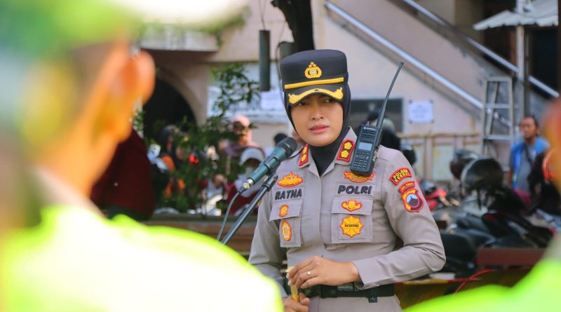 Bagi-Bagi 15.000 Ayam Gratis di Alun-Alun, Aksi Damai Peternak Kendal Lancar dengan Pelayanan Persuasif Polisi