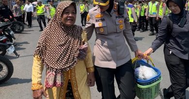 Hadir dan Mengayomi: Cerita di Balik Aksi Spontan Kapolres Kendal Borong Dagangan Nenek