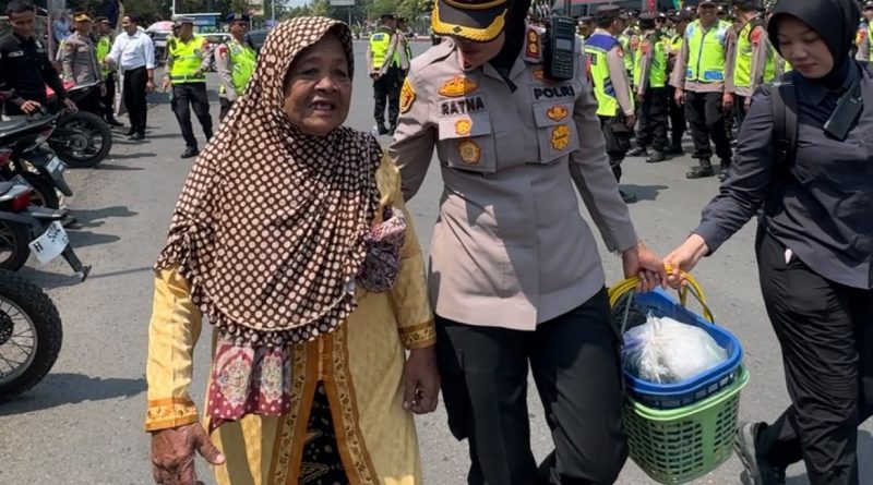 Hadir dan Mengayomi: Cerita di Balik Aksi Spontan Kapolres Kendal Borong Dagangan Nenek