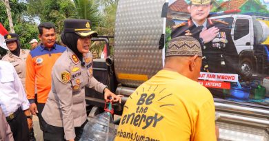 Peduli Kebutuhan Warga, Kapolres Kendal Salurkan 10.000 Liter Air Bersih dan Sembako di Desa Sidomakmur Peduli Kebutuhan Warga, Kapolres Kendal Salurkan 10.000 Liter Air Bersih dan Sembako di Desa Sidomakmur