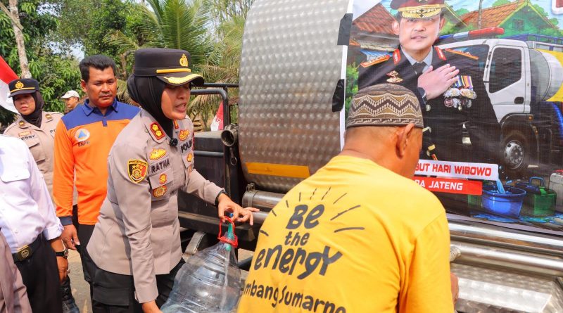 Peduli Kebutuhan Warga, Kapolres Kendal Salurkan 10.000 Liter Air Bersih dan Sembako di Desa Sidomakmur Peduli Kebutuhan Warga, Kapolres Kendal Salurkan 10.000 Liter Air Bersih dan Sembako di Desa Sidomakmur