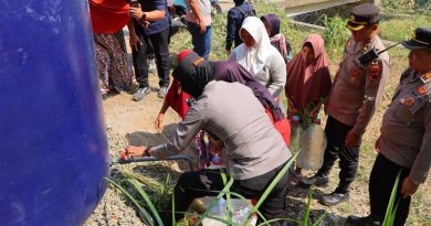 Atasi Krisis Air, Polres Kendal Salurkan 12 Ribu Liter Air Bersih dan Bantuan Beras di Ringinarum Atasi Krisis Air, Polres Kendal Salurkan 12 Ribu Liter Air Bersih dan Bantuan Beras di Ringinarum