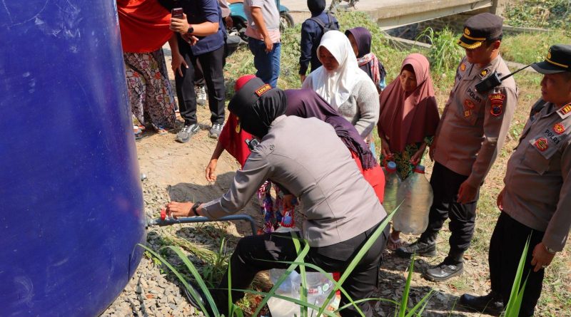 Atasi Krisis Air, Polres Kendal Salurkan 12 Ribu Liter Air Bersih dan Bantuan Beras di Ringinarum Atasi Krisis Air, Polres Kendal Salurkan 12 Ribu Liter Air Bersih dan Bantuan Beras di Ringinarum