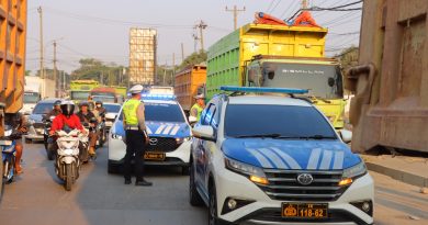Pantura Batas Kendal-Semarang Jadi Langganan Truk Parkir, Warga Resah Pantura Batas Kendal-Semarang Jadi Langganan Truk Parkir, Warga Resah