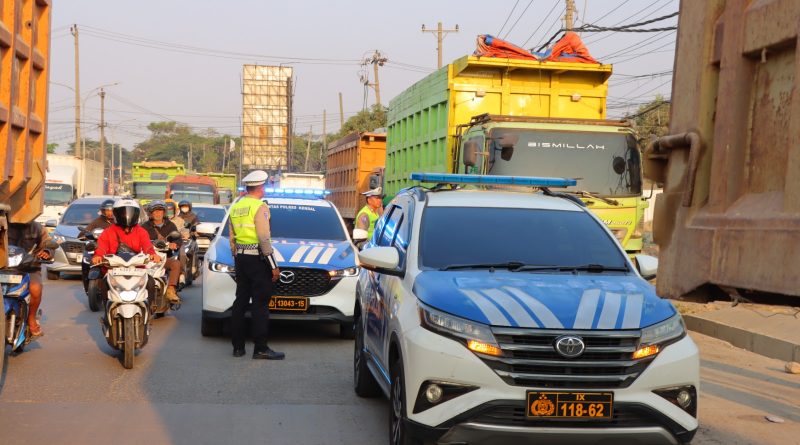 Pantura Batas Kendal-Semarang Jadi Langganan Truk Parkir, Warga Resah Pantura Batas Kendal-Semarang Jadi Langganan Truk Parkir, Warga Resah