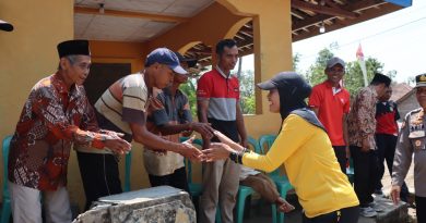 Tanggap Dampak Kemarau, Polres Kendal Salurkan Bantuan Air Bersih dan Sembako di Desa Sidokumpul Tanggap Dampak Kemarau, Polres Kendal Salurkan Bantuan Air Bersih dan Sembako di Desa Sidokumpul