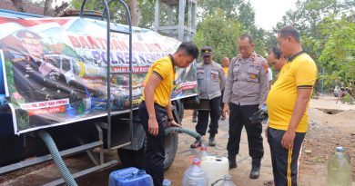 Polres Kendal Salurkan 12 Ribu Liter Air Bersih dan Beras untuk Warga Kalipuru