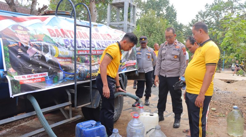 Polres Kendal Salurkan 12 Ribu Liter Air Bersih dan Beras untuk Warga Kalipuru