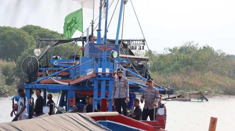 Kapolres Kendal Salurkan 150 Kg Beras untuk 30 KK di Gempolsewu Kapolres Kendal Salurkan 150 Kg Beras untuk 30 KK di Gempolsewu