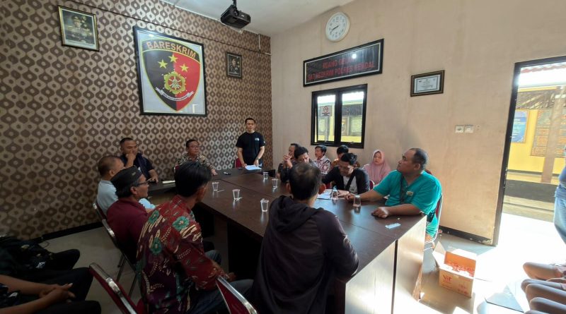 Saling Tantang di Media Sosial Berujung Tawuran, Polres Kendal Amankan Remaja Bawa Celurit 82 cm Saling Tantang di Media Sosial Berujung Tawuran, Polres Kendal Amankan Remaja Bawa Celurit 82 cm
