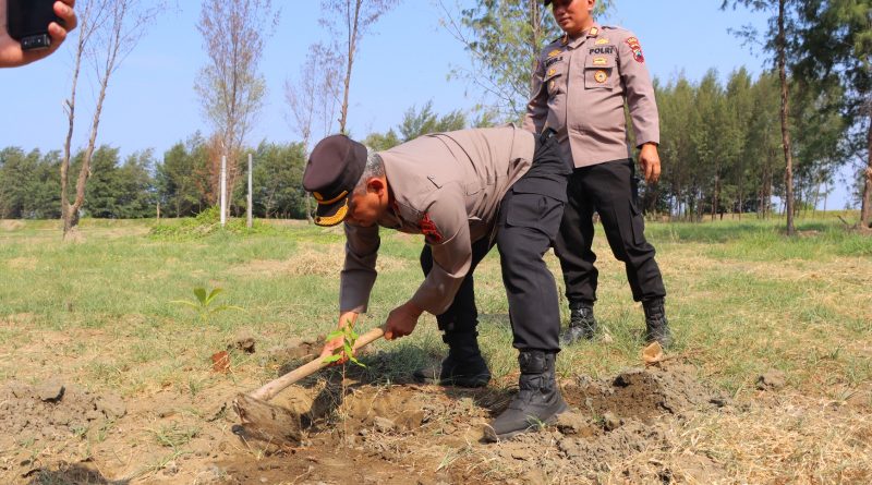 Implementasi Quick Wins Kapolri, Kapolres Kendal Pimpin Penanaman Pohon di Pantai Muara Kencan Implementasi Quick Wins Kapolri, Kapolres Kendal Pimpin Penanaman Pohon di Pantai Muara Kencan